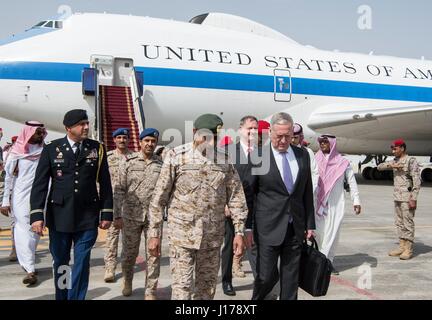 Riyadh, Saudi Arabien. 18. April 2017. US-Verteidigungsminister Jim Mattis geht mit saudischen Armee General Abdulrahman bin Saleh Al-Banyan, Chef des Joint Staff, bei der Ankunft auf dem Luftwaffenstützpunkt König Salman 18. April 2017 in Riyadh, Saudi Arabien. Bildnachweis: Planetpix/Alamy Live-Nachrichten Stockfoto