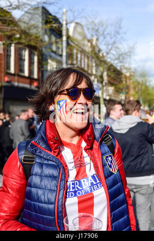 Leicester, UK. 18. April 2017. Leicester City FC und Atletico Madrid-Fans versammeln sich im Jubilee Square vor heutigen Champions-League-Spiel beim König macht Stadion. Fans waren vor allem in hohen Sprites aber kämpfen brach zwischen rivalisierenden Fans, Polizei einziehen und hat sich die Situation wieder unter Kontrolle. Bildnachweis: Ian Francis/Alamy Live-Nachrichten Stockfoto