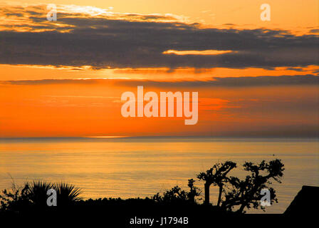 Lyme Bay, Dorset, UK. 18. April 2017. Ein wunderschöner Sonnenuntergang über Lyme Bay endet einen warmen Tag mit blauem Himmel und Sonnenschein an der Küste von Dorset Credit: Stuart Fretwell/Alamy Live-Nachrichten Stockfoto