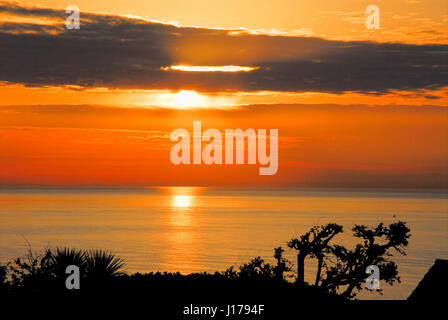 Lyme Bay, Dorset, UK. 18. April 2017. Ein wunderschöner Sonnenuntergang über Lyme Bay endet einen warmen Tag mit blauem Himmel und Sonnenschein an der Küste von Dorset Credit: Stuart Fretwell/Alamy Live-Nachrichten Stockfoto