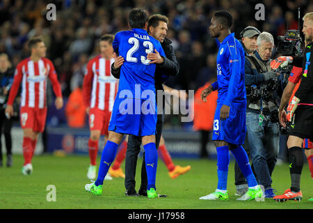 Leicester, England, 18. April 2017.   Atletico-Manager Diego Simeone umarmt Leonardo Ulloa von Leicester nach der UEFA Champions League Viertel Finale zwischen Leicester City FC und Atletico Madrid.  © Phil Hutchinson/Alamy Live-Nachrichten Stockfoto