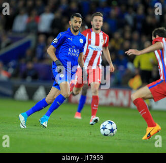 Leicester, England, 18. April 2017.   Riyad Mahrez von Leicester macht eine Pause während der UEFA Champions League Viertel Finale zwischen Leicester City FC und Atletico Madrid.  © Phil Hutchinson/Alamy Live-Nachrichten Stockfoto