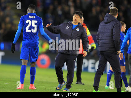 Leicester, England, 18. April 2017.   Shinji Okazaki und Wilfred Ndidi von Leicester Handschlag nach der UEFA Champions League Viertel Finale zwischen Leicester City FC und Atletico Madrid.  © Phil Hutchinson/Alamy Live-Nachrichten Stockfoto