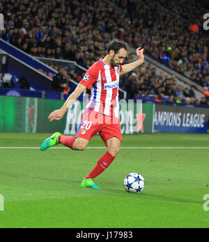 Leicester, England, 18. April 2017.   Juanfran überquert den Ball für Madrid während der UEFA Champions League Viertel Finale zwischen Leicester City FC und Atletico Madrid.  © Phil Hutchinson/Alamy Live-Nachrichten Stockfoto