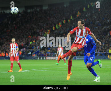 Leicester, England, 18. April 2017.   Diego Godin löscht den Torraum Ball für Madrid während der UEFA Champions League Viertel Finale zwischen Leicester City FC und Atletico Madrid.  © Phil Hutchinson/Alamy Live-Nachrichten Stockfoto