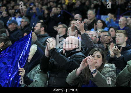 Leicester, England, 18. April 2017.  Leicester-Fans feiern die Bemühungen des Teams während der UEFA Champions League Viertel Finale zwischen Leicester City FC und Atletico Madrid.  © Phil Hutchinson/Alamy Live-Nachrichten Stockfoto