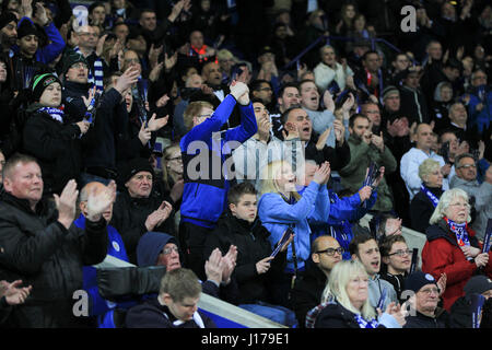 Leicester, England, 18. April 2017.  Leicester-Fans feiern den Bemühungen ihren Kapitän Wes Morgan, nachdem er das Spielfeld mit Verletzungen während der UEFA Champions League Viertel Finale zwischen Leicester City FC und Atletico Madrid verlässt.  © Phil Hutchinson/Alamy Live-Nachrichten Stockfoto