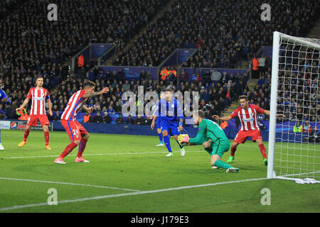 Leicester, England, 18. April 2017.   Bei der UEFA Champions League Viertel Finale zwischen Leicester City FC und Atletico Madrid behauptet Jan Oblak den Torraum Ball.  © Phil Hutchinson/Alamy Live-Nachrichten Stockfoto