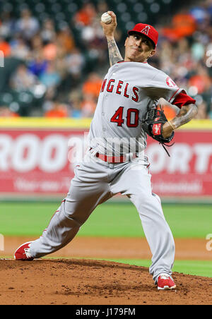 Houston, TX, USA. 17. April 2017. Los Angeles Angels ab Krug Jesse Chavez (40) wirft einen Pitch während der MLB-Spiel zwischen den Los Angeles Angels und die Houston Astros im Minute Maid Park in Houston, Texas. John Glaser/CSM/Alamy Live-Nachrichten Stockfoto