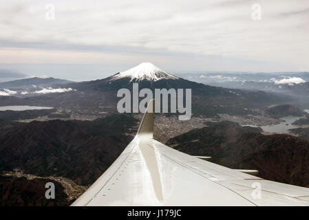 Tokio, Japan. 18. April 2017. Blick aus dem Fenster der Air Force Two mit US-Vizepräsident Mike Pence auf den Mount Fuji, wie das Flugzeug steigt um am Naval Air Facility Atsugi 18. April 2017 in Tokio landen. Pence ist als Vice President bei seinem ersten offiziellen Besuch nach Japan. Bildnachweis: Planetpix/Alamy Live-Nachrichten Stockfoto