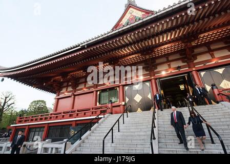 Tokio, Japan. 18. April 2017. US-Vizepräsident Mike Pence, geht links, mit seiner Frau Karen Pence auf der Treppe des Sensoji Tempel April 18, 2017 in Tokio, Japan. Pence ist als Vice President bei seinem ersten offiziellen Besuch nach Japan. Bildnachweis: Planetpix/Alamy Live-Nachrichten Stockfoto