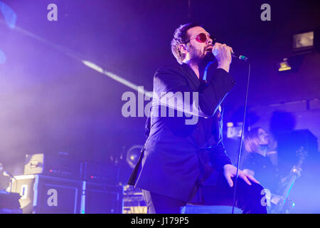 O2 Forum Kentish Town, London, UK 18. April 2017 Kasabian Tom Meighan, Kasabian Konzert im O2 Forum Kentish Town Förderung ihres Albums "für Crying Out Loud" Credit: Richard Soans/Alamy Live News Stockfoto