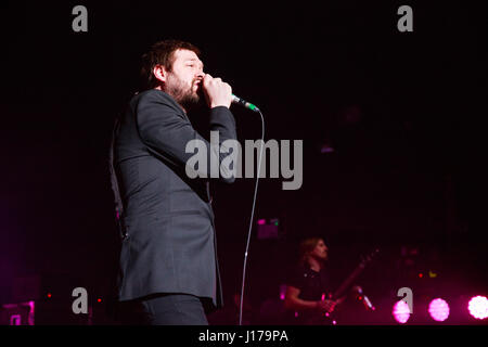 O2 Forum Kentish Town, London, UK 18. April 2017 Kasabian Tom Meighan, Kasabian Konzert im O2 Forum Kentish Town Förderung ihres Albums "für Crying Out Loud" Credit: Richard Soans/Alamy Live News Stockfoto