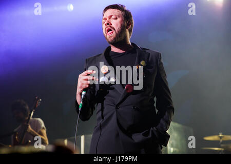 O2 Forum Kentish Town, London, UK 18. April 2017 Kasabian Tom Meighan, Kasabian Konzert im O2 Forum Kentish Town Förderung ihres Albums "für Crying Out Loud" Credit: Richard Soans/Alamy Live News Stockfoto