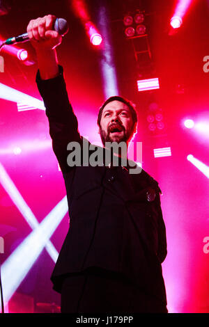 O2 Forum Kentish Town, London, UK 18. April 2017 Kasabian Tom Meighan, Kasabian Konzert im O2 Forum Kentish Town Förderung ihres Albums "für Crying Out Loud" Credit: Richard Soans/Alamy Live News Stockfoto