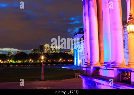 Greenwich, London, UK, 18. April 2017. Die beleuchtete ORNC mit Canary Wharf im Hintergrund. Zum ersten Mal werden Maritime Greenwich Welterbe, die Cutty Sark, das Royal Observatory, Old Royal Naval College(ORNC) und der nationalen maritimen Museum(NMM) mit Queen es House beleuchtet alle zusammen für den Abend zu feiern 20 Jahre ihrer zum UNESCO-Weltkulturerbe-Status. Bildnachweis: Imageplotter und Sport/Alamy Live Nachrichten Stockfoto