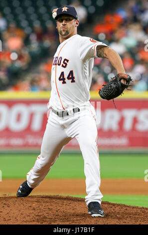 Houston, TX, USA. 17. April 2017. Houston Astros Entlastung Krug Luke Gregerson (44) wirft einen Pitch während der MLB-Spiel zwischen den Los Angeles Angels und die Houston Astros im Minute Maid Park in Houston, Texas. John Glaser/CSM/Alamy Live-Nachrichten Stockfoto