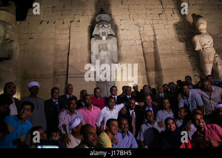 Luxor, Ägypten. 18. April 2017. Menschen posieren für ein Gruppenfoto vor einer neu restaurierten Koloss Statue von Ramses II. auf dem Luxor-Tempel in Luxor, Ägypten auf 18. April 2017. Ägyptischen Ministerium für Altertümer hat eine umfassende Restaurierung ein Koloss Statue von König Ramses II durchgeführt, die einmal die Fassade des ersten Pylon des Luxor-Tempels dekoriert. Während im vierten Jahrhundert n. Chr. wurde der Koloss von einem zerstörerischen Erdbeben beschädigt. Bildnachweis: Ahmed Gomaa/Xinhua/Alamy Live-Nachrichten Stockfoto