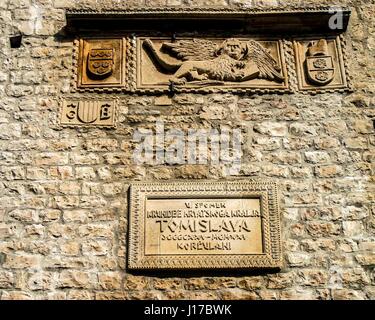 Korcula, Kroatien. 9. Oktober 2004. A winged Löwe von Venedig (Löwe von San Marco) und eine Gedenktafel zur Erinnerung an die ersten kroatischen König Tomislav (910 - 928) ist auf der südlichen Fassade des 13. Jh. Turm Revelin (der Süden Landtor oder Veliki Revelin Turm), das Stadttor Ausgang/Eingang zur historischen Altstadt von Korcula, Kroatien. Korcula ist eine internationale Touristenattraktion geworden. Bildnachweis: Arnold Drapkin/ZUMA Draht/Alamy Live-Nachrichten Stockfoto