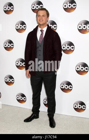Pasadena, CA, USA. 10. Januar 2017. LOS ANGELES - JAN 10: Freddie Stroma bei der Disney/ABC TV TCA Winter 2017 Party im Langham Hotel am 10. Januar 2017 in Pasadena, CA Credit: Kathy Hutchins / via ZUMA Draht/ZUMA Draht/Alamy Live-Nachrichten Stockfoto