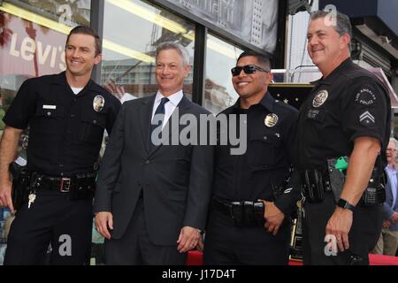 Hollywood, Kalifornien, USA. 17. April 2017. I15899CHW. Gary Sinise geehrt mit Stern auf der Hollywood Walk von Ruhm.6664 Hollywood Boulevard vor The Supply Sergeant, Hollyood, CA.04/17/2017.GARY SINISE mit LAPD H. © Clinton H.Wallace/Photomundo International / Fotos Inc Credit: Clinton Wallace/Globe Fotos/ZUMA Draht/Alamy Live-Nachrichten Stockfoto