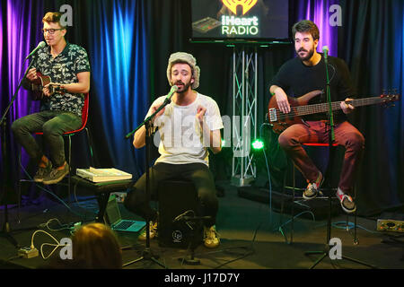 Bala Cynwyd, PA, USA. 18. April 2017. AJR besuchen Q102 Performance Studio in Bala Cynwyd, Pennsylvania am 18. April 2017 Credit: Star Shooter/Medien Punch/Alamy Live News Stockfoto