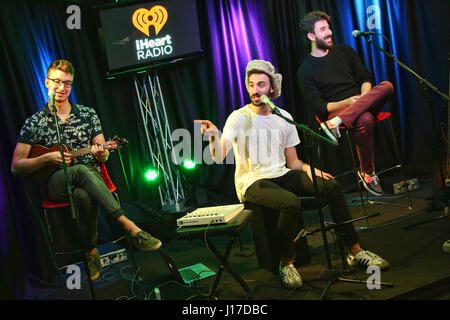 Bala Cynwyd, PA, USA. 18. April 2017. AJR besuchen Q102 Performance Studio in Bala Cynwyd, Pennsylvania am 18. April 2017 Credit: Star Shooter/Medien Punch/Alamy Live News Stockfoto