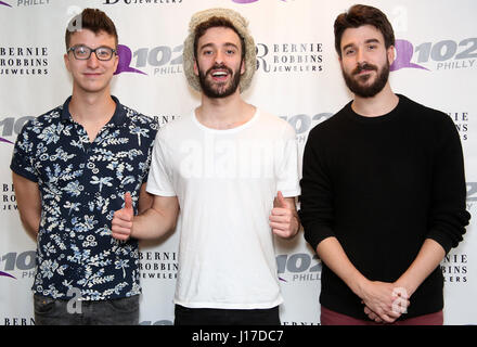 Bala Cynwyd, PA, USA. 18. April 2017. AJR besuchen Q102 Performance Studio in Bala Cynwyd, Pennsylvania am 18. April 2017 Credit: Star Shooter/Medien Punch/Alamy Live News Stockfoto