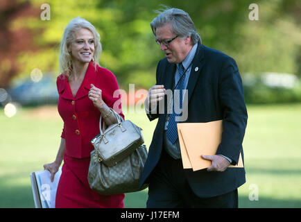 Washington, USA. 18. April 2017. Kellyanne Conway, Berater des Präsidenten und Stephen Bannon, White House Chief Strategist, zurück ins Weiße Haus nach einem Besuch mit US-Präsident Donald Trump in Kenosha, Wisconsin, in Washington, DC am 18. April 2017. Bildnachweis: MediaPunch Inc/Alamy Live-Nachrichten Stockfoto