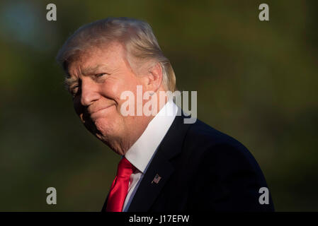 Washington, USA. 18. April 2017. Vereinigte Staaten Präsident Donald Trump kehrt ins Weiße Haus nach einem Tagesausflug nach Kenosha, Wisconsin, wo er Snap-on Tools in Washington, DC am 18. April 2017 besuchte. Bildnachweis: MediaPunch Inc/Alamy Live-Nachrichten Stockfoto