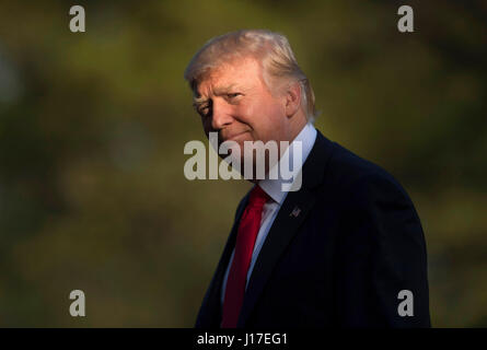 Washington, USA. 18. April 2017. Vereinigte Staaten Präsident Donald Trump kehrt ins Weiße Haus nach einem Tagesausflug nach Kenosha, Wisconsin, wo er Snap-on Tools in Washington, DC am 18. April 2017 besuchte. Bildnachweis: MediaPunch Inc/Alamy Live-Nachrichten Stockfoto