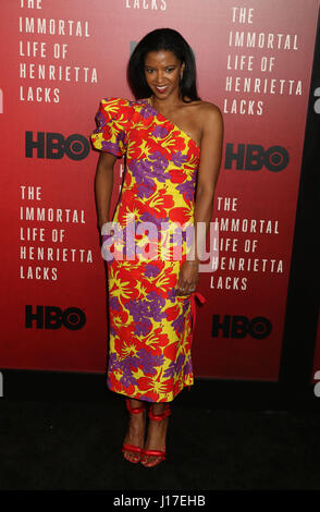 New York, New York, USA. 18. April 2017. Schauspielerin RENEE ELISE GOLDSBERRY besucht die New Yorker Premiere von "The Immortal Leben von Henrietta Lacks" beim SVA Theater statt. Bildnachweis: Nancy Kaszerman/ZUMA Draht/Alamy Live-Nachrichten Stockfoto