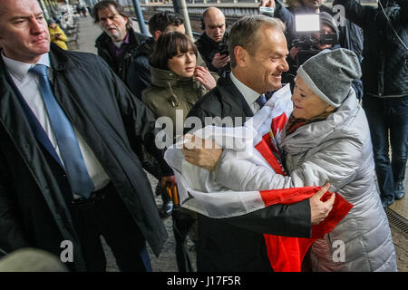 Sopot, Polen. 19. April 2017. Präsident des Europäischen Rates, Donald Tusk warten auf Zug nach Warschau ist am 19. April 2017 in Sopot, Polen gesehen. Tusk ist in der Untersuchung über die Zusammenarbeit des polnischen militärischen Spionageabwehr Service mit der russischen föderalen Sicherheitsdienstes als Zeuge auszusagen. Bildnachweis: Michal Fludra/Alamy Live-Nachrichten Stockfoto