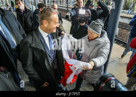 Sopot, Polen. 19. April 2017. Präsident des Europäischen Rates, Donald Tusk warten auf Zug nach Warschau ist am 19. April 2017 in Sopot, Polen gesehen. Tusk ist in der Untersuchung über die Zusammenarbeit des polnischen militärischen Spionageabwehr Service mit der russischen föderalen Sicherheitsdienstes als Zeuge auszusagen. Bildnachweis: Michal Fludra/Alamy Live-Nachrichten Stockfoto