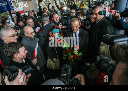 Sopot, Polen. 19. April 2017. Präsident des Europäischen Rates, Donald Tusk warten auf Zug nach Warschau ist am 19. April 2017 in Sopot, Polen gesehen. Tusk ist in der Untersuchung über die Zusammenarbeit des polnischen militärischen Spionageabwehr Service mit der russischen föderalen Sicherheitsdienstes als Zeuge auszusagen. Bildnachweis: Michal Fludra/Alamy Live-Nachrichten Stockfoto