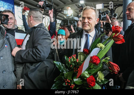 Sopot, Polen. 19. April 2017. Präsident des Europäischen Rates, Donald Tusk warten auf Zug nach Warschau ist am 19. April 2017 in Sopot, Polen gesehen. Tusk ist in der Untersuchung über die Zusammenarbeit des polnischen militärischen Spionageabwehr Service mit der russischen föderalen Sicherheitsdienstes als Zeuge auszusagen. Bildnachweis: Michal Fludra/Alamy Live-Nachrichten Stockfoto