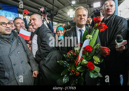 Sopot, Polen. 19. April 2017. Präsident des Europäischen Rates, Donald Tusk warten auf Zug nach Warschau ist am 19. April 2017 in Sopot, Polen gesehen. Tusk ist in der Untersuchung über die Zusammenarbeit des polnischen militärischen Spionageabwehr Service mit der russischen föderalen Sicherheitsdienstes als Zeuge auszusagen. Bildnachweis: Michal Fludra/Alamy Live-Nachrichten Stockfoto