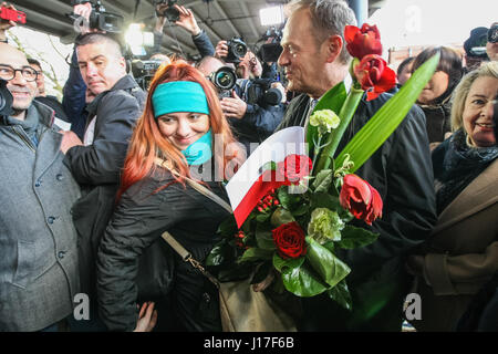 Sopot, Polen. 19. April 2017. Präsident des Europäischen Rates, Donald Tusk warten auf Zug nach Warschau ist am 19. April 2017 in Sopot, Polen gesehen. Tusk ist in der Untersuchung über die Zusammenarbeit des polnischen militärischen Spionageabwehr Service mit der russischen föderalen Sicherheitsdienstes als Zeuge auszusagen. Bildnachweis: Michal Fludra/Alamy Live-Nachrichten Stockfoto