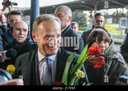 Sopot, Polen. 19. April 2017. Präsident des Europäischen Rates, Donald Tusk warten auf Zug nach Warschau ist am 19. April 2017 in Sopot, Polen gesehen. Tusk ist in der Untersuchung über die Zusammenarbeit des polnischen militärischen Spionageabwehr Service mit der russischen föderalen Sicherheitsdienstes als Zeuge auszusagen. Bildnachweis: Michal Fludra/Alamy Live-Nachrichten Stockfoto