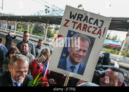 Sopot, Polen. 19. April 2017. Präsident des Europäischen Rates, Donald Tusk warten auf Zug nach Warschau ist am 19. April 2017 in Sopot, Polen gesehen. Tusk ist in der Untersuchung über die Zusammenarbeit des polnischen militärischen Spionageabwehr Service mit der russischen föderalen Sicherheitsdienstes als Zeuge auszusagen. Bildnachweis: Michal Fludra/Alamy Live-Nachrichten Stockfoto