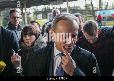 Sopot, Polen. 19. April 2017. Präsident des Europäischen Rates, Donald Tusk warten auf Zug nach Warschau ist am 19. April 2017 in Sopot, Polen gesehen. Tusk ist in der Untersuchung über die Zusammenarbeit des polnischen militärischen Spionageabwehr Service mit der russischen föderalen Sicherheitsdienstes als Zeuge auszusagen. Bildnachweis: Michal Fludra/Alamy Live-Nachrichten Stockfoto