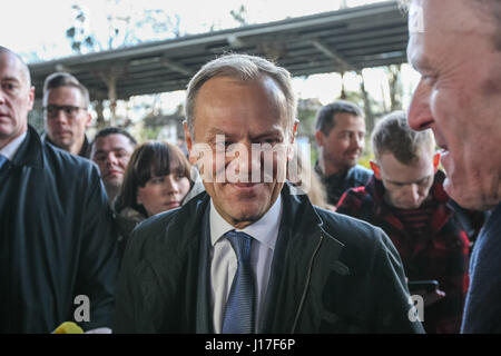 Sopot, Polen. 19. April 2017. Präsident des Europäischen Rates, Donald Tusk warten auf Zug nach Warschau ist am 19. April 2017 in Sopot, Polen gesehen. Tusk ist in der Untersuchung über die Zusammenarbeit des polnischen militärischen Spionageabwehr Service mit der russischen föderalen Sicherheitsdienstes als Zeuge auszusagen. Bildnachweis: Michal Fludra/Alamy Live-Nachrichten Stockfoto