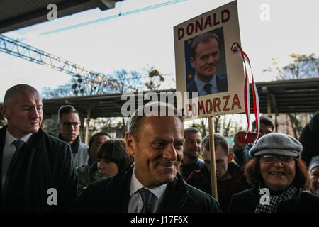 Sopot, Polen. 19. April 2017. Präsident des Europäischen Rates, Donald Tusk warten auf Zug nach Warschau ist am 19. April 2017 in Sopot, Polen gesehen. Tusk ist in der Untersuchung über die Zusammenarbeit des polnischen militärischen Spionageabwehr Service mit der russischen föderalen Sicherheitsdienstes als Zeuge auszusagen. Bildnachweis: Michal Fludra/Alamy Live-Nachrichten Stockfoto