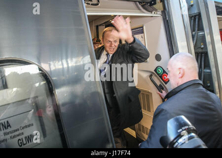 Sopot, Polen. 19. April 2017. Präsident des Europäischen Rates, Donald Tusk warten auf Zug nach Warschau ist am 19. April 2017 in Sopot, Polen gesehen. Tusk ist in der Untersuchung über die Zusammenarbeit des polnischen militärischen Spionageabwehr Service mit der russischen föderalen Sicherheitsdienstes als Zeuge auszusagen. Bildnachweis: Michal Fludra/Alamy Live-Nachrichten Stockfoto