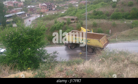 Veles, R, Mazedonien. 19. April 2017. Тraffic Unfall mit einem LKW an der Ausfahrt von der Autobahn Skopje - Veles Veles in der Nähe der Kreisverkehr Kreuzung. Bildnachweis: Dragan Ristovski/Alamy Live-Nachrichten Stockfoto