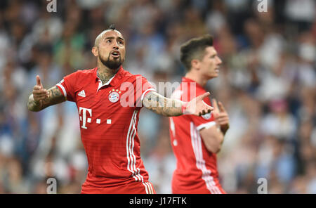 Madrid, Spanien. 18. April 2017. Arturo Vidal (L) und Robert Lewandowski im Rückspiel der Champions League Viertelfinale Krawatte zwischen Real Madrid und FC Bayern München in Madrid, Spanien, 18. April 2017. Foto: Andreas Gebert/Dpa/Alamy Live-Nachrichten Stockfoto