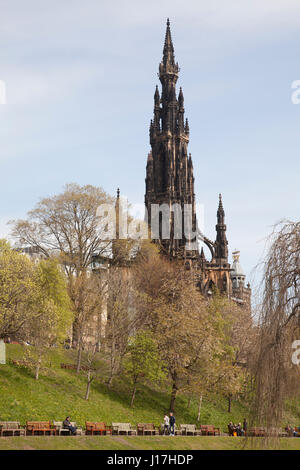 Princess Gardens, Edinburgh, Schottland, Großbritannien. 18. April 2017. Menschen Sie gehen und sitzen auf den Bänken genießen schottischen Sonnenwetter und blauem Himmel auf Dienstag, 18. April 2017. Bildnachweis: Gabriela Antosova/Alamy Live-Nachrichten Stockfoto