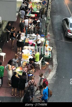 Bangkok, Thailand. 19. April 2017. Eine Straße gesäumt von Open-Air-Küchen in Bangkok, Thailand, 19. April 2017. Die Stadt ist stolz auf seine kulinarische Vielfalt welche inbegriffen rund eine halbe million solche Küchen. Die städtischen Behörden haben angekündigt, dass sie planen, die Küchen in der Nähe. Protest ist bereits Montage. Foto: Christoph Sator, Dpa/Alamy Live News Stockfoto