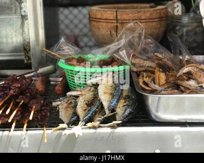 Bangkok, Thailand. 19. April 2017. Ein open-air-Restaurant in Bangkok, Thailand, 19. April 2017. Die Stadt ist stolz auf seine kulinarische Vielfalt welche inbegriffen rund eine halbe million solche Küchen. Die städtischen Behörden haben angekündigt, dass sie planen, die Küchen in der Nähe. Protest ist bereits Montage. Foto: Christoph Sator, Dpa/Alamy Live News Stockfoto