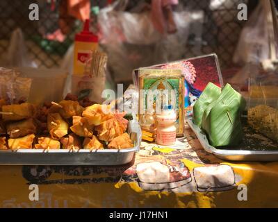 Bangkok, Thailand. 19. April 2017. Ein open-air-Restaurant in Bangkok, Thailand, 19. April 2017. Die Stadt ist stolz auf seine kulinarische Vielfalt welche inbegriffen rund eine halbe million solche Küchen. Die städtischen Behörden haben angekündigt, dass sie planen, die Küchen in der Nähe. Protest ist bereits Montage. Foto: Christoph Sator, Dpa/Alamy Live News Stockfoto